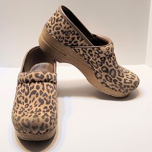 Dansko leopard print clogs sz 38 (7.5-8)